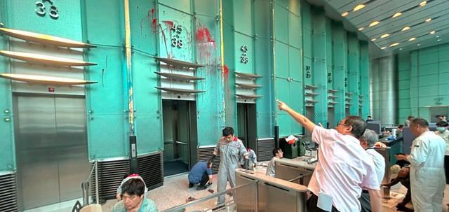 49岁男子求见李嘉诚被拒大闹长江集团中心：向电梯大堂泼洒油漆
